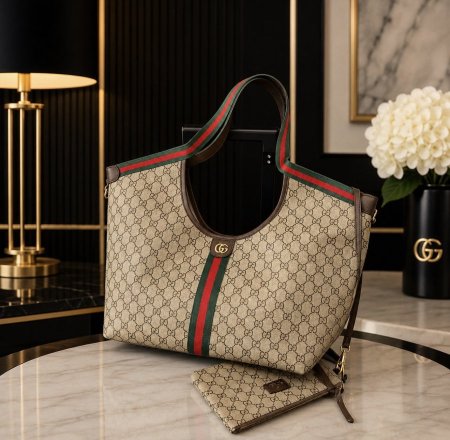 حقيبة Gucci مختمة مع جزدان