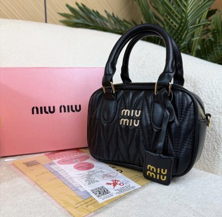 حقيبة miu miu مختمة شامل العلبة و اوراقها ماستر