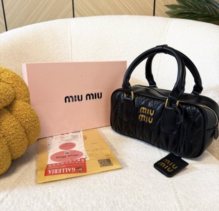 حقيبة miu miu حجم وسط محتمة شامل العلبة