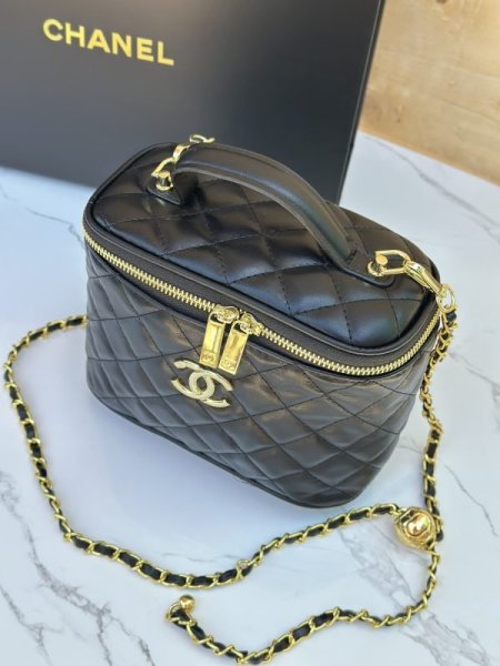 حقيبة Chanel حجم صغير شامل العلبة