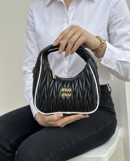 حقيبة miu miu اطلر ابيض شامل العلبة