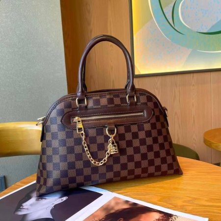حقيبة Louis Vuitton / قطعتين ( كروس + شنطة ) كواليتي ماستر