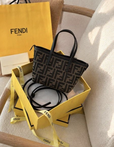 شنطة - FENDI حجم صغير/ شامل علبة الشركة