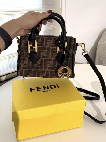 شنطة - FENDI - شامل علبة الشركة