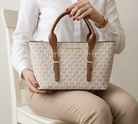 حقيبة Michael Kors بيج