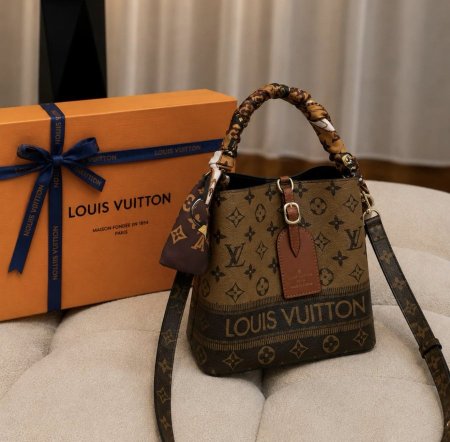 حقيبة Louis Vuitton NéoNoé Bucket بني