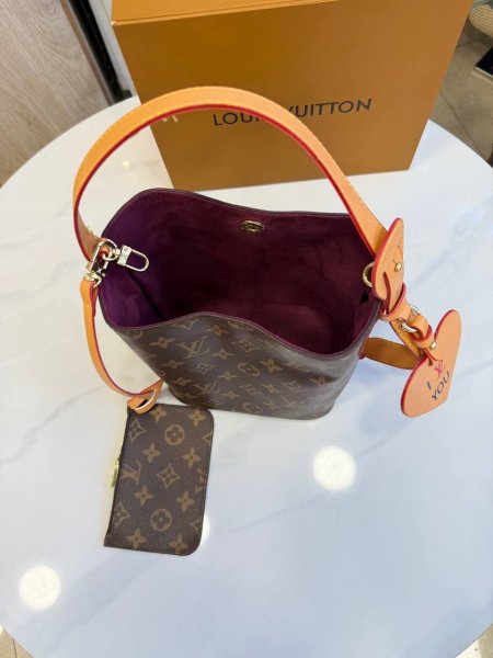 حقيبة Louis Vuitton Bella Bucket