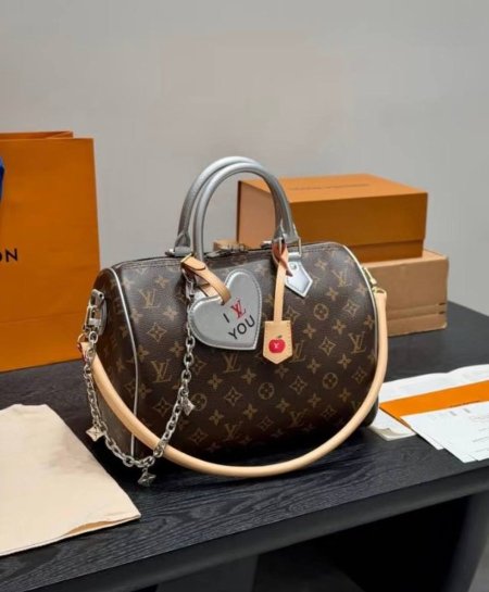 Louis Vuitton Apple / I LV YOU   حقيبة